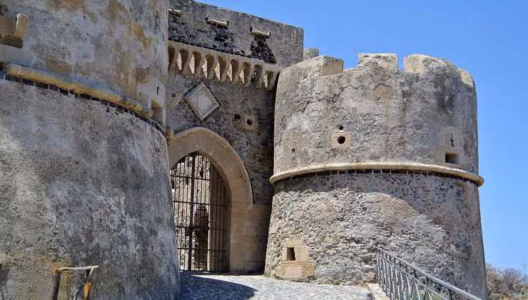 Il castello e la cinta aragonese (foto wikipedia) - mediaoneonline.it