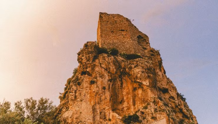 la rocca nella cittadina di Mussomeli (foto pexels.com) - mediaoneonline.it