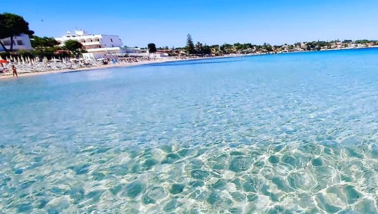 l'acqua cristallina nella cittadina siracusana (foto booking) - mediaoneonline.it