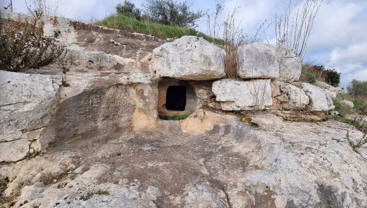 necropoli cava ispica modica (foto facebook modica) - mediaoneonline.it