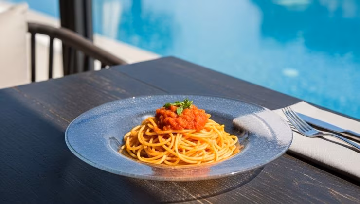 piatto di pasta e piscina - foto (C) MediaoneOnline.it