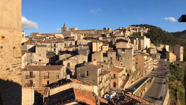 scorcio della cittadina siciliana (foto wikipedia) - mediaoneonline.it