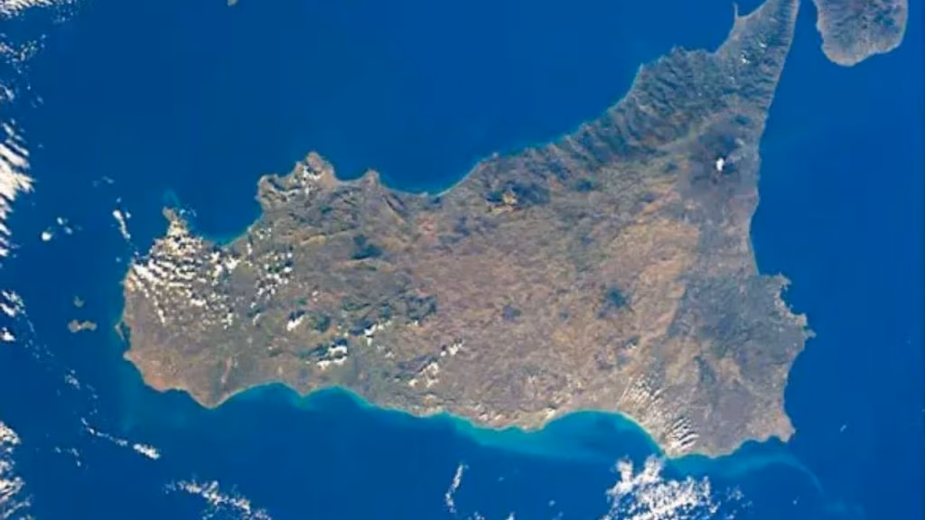 sicilia dal satellite (foto pexels) - mediaoneonline.it