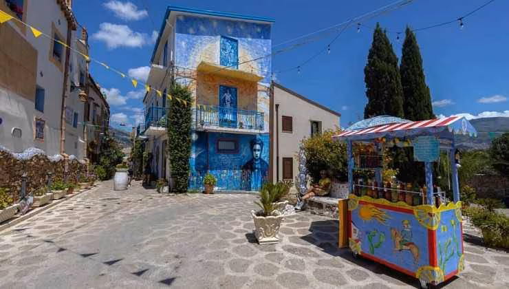 una delle piazze del paesino (foto tripadvisor) - mediaoneonline.it