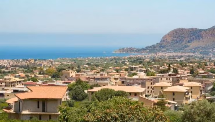 Panoramica del paesino palermitano (foto booking) - mediaoneonline.it