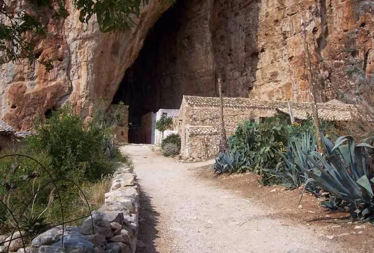 Grotta Mangiapane-(foto wikimedia commons) - mediaoneonline.it