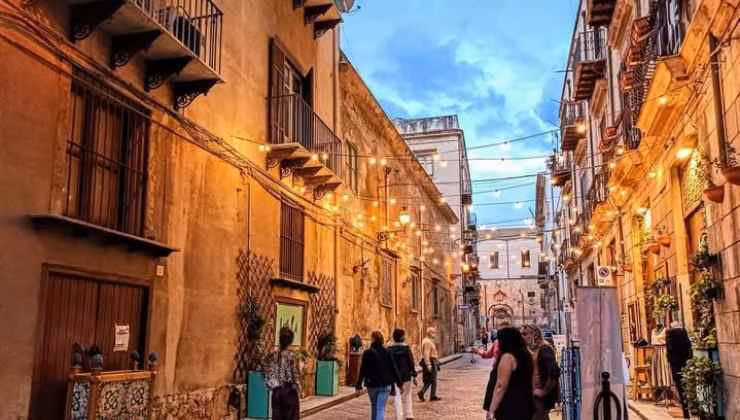 I vicoli del quartiere siciliano (foto FB Iocomprosiciliano) - mediaoneonline.it
