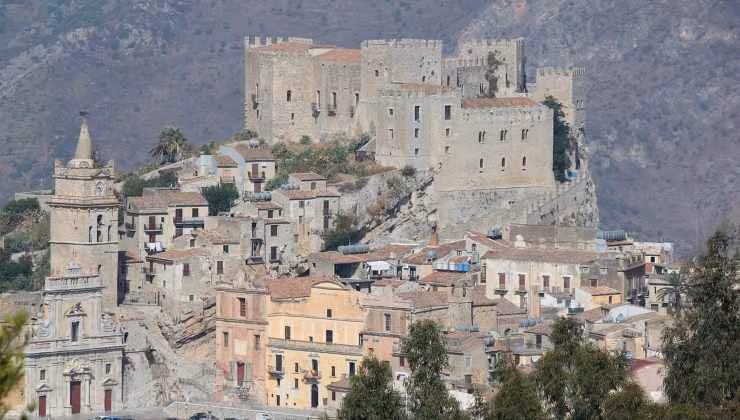 Il castello, che domina la cittadina (foto tripadvisor) - mediaoneonline.it