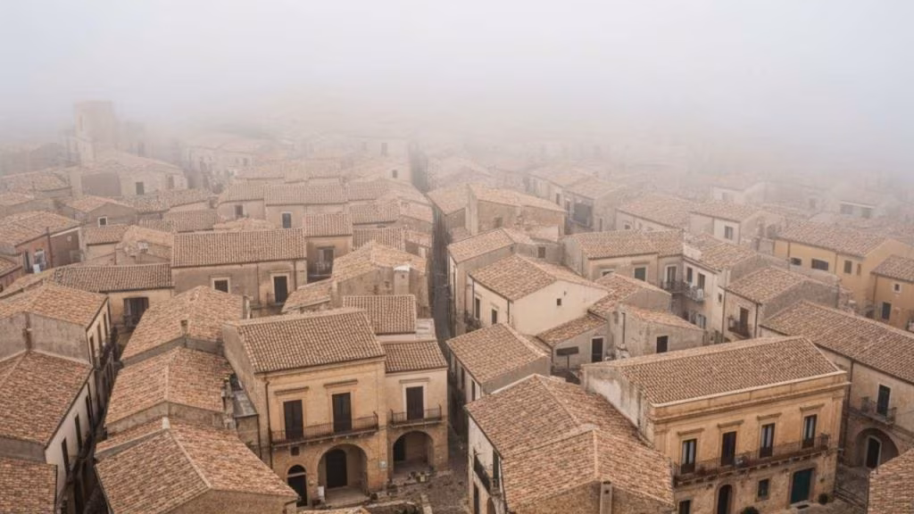 borgo siciliano nebbia - foto (C) Mediaoneonline.it