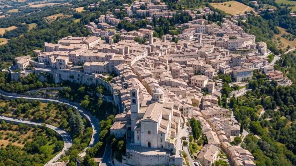 Cittadina immersa nel verde - foto (C) Mediaoneonline.it