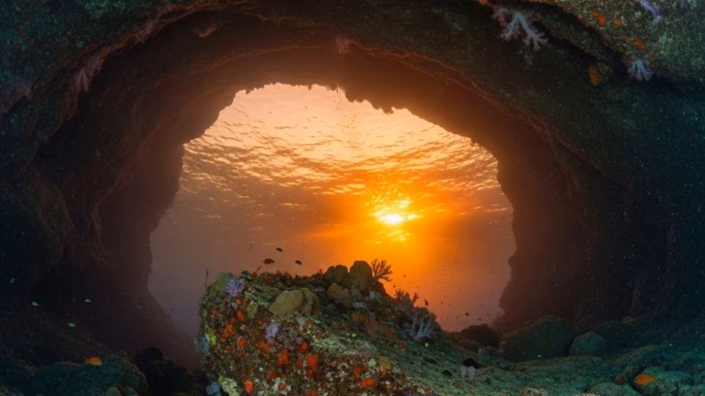 Grotta vista al tramonto - foto (C) Mediaoneonline.it