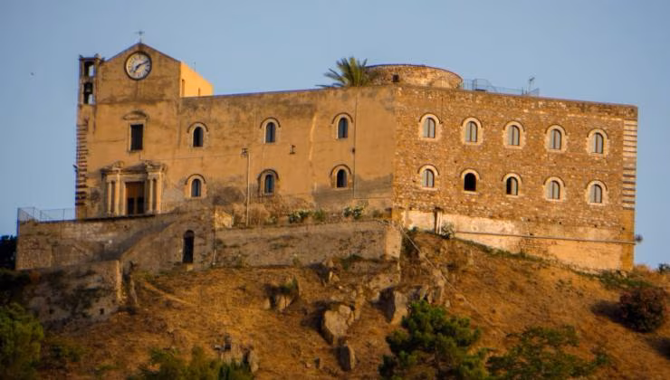 il castello nella cittadina messinese (foto etnaportal) - Mediaoneonline.it