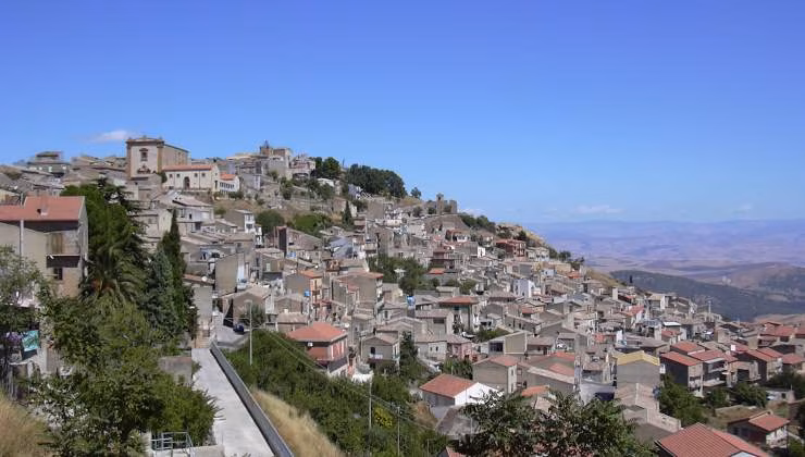 la cittadina dell'Ennese vista dall'alto (foto wikipedia) - mediaoneonline.it