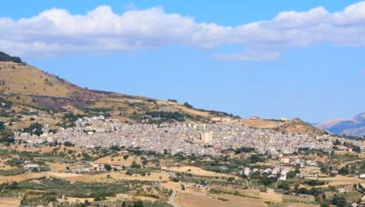 La cittadina siciliana patria degli struzzi (screenshot youtube) - mediaoneonline.it