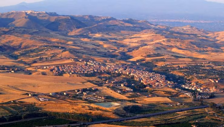 la cittadina siciliana vista dall'alto (foto wikipedia) - mediaoneonline.it
