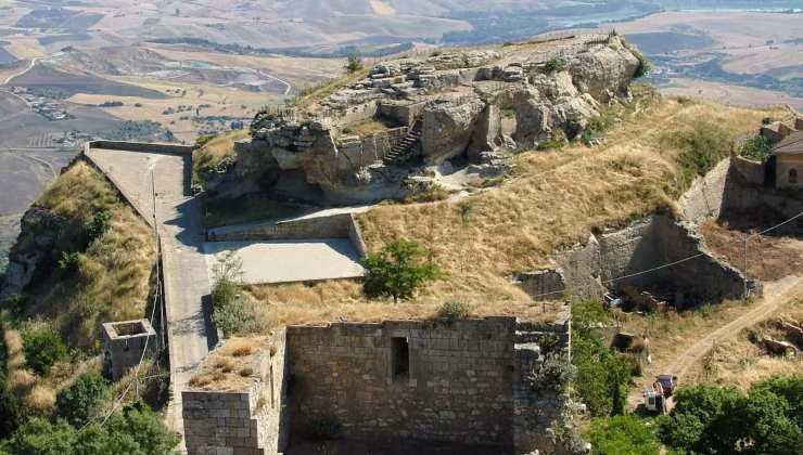 la meravigliosa Rocca, nel comune siciliano (foto Comunedienna) - mediaoneonline.it