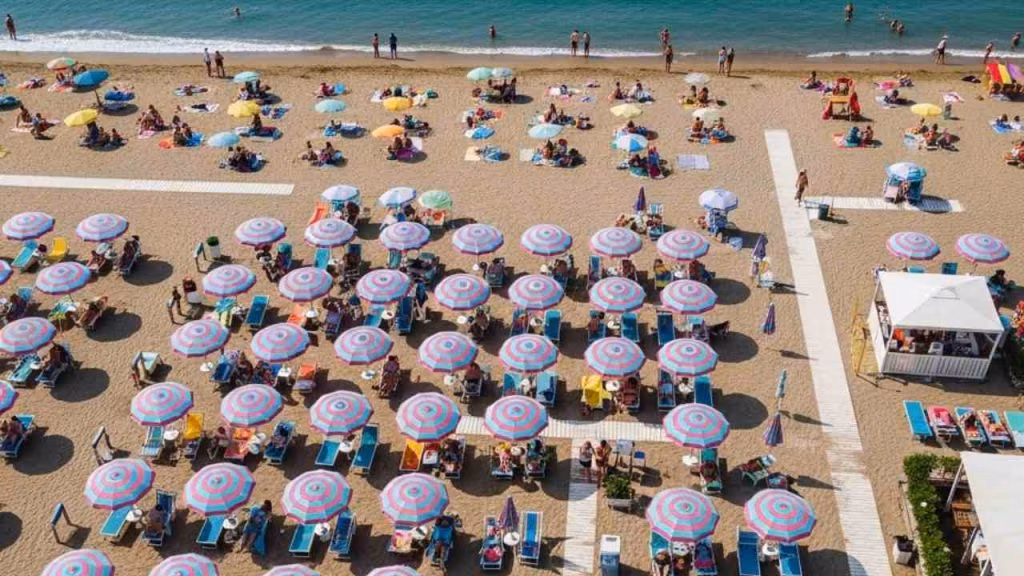 lido spiaggia ombrelloni estate - foto (C) Mediaoneonline.it