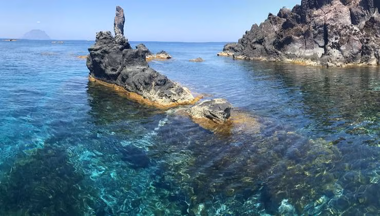 Lo scoglio Cacato (foto filicudi.it) - mediaoneonline.it