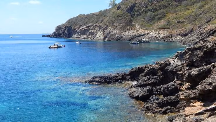 il mare dell'isoletta siciliana di Ustica (foto tripadviros) - mediaoneonline.it