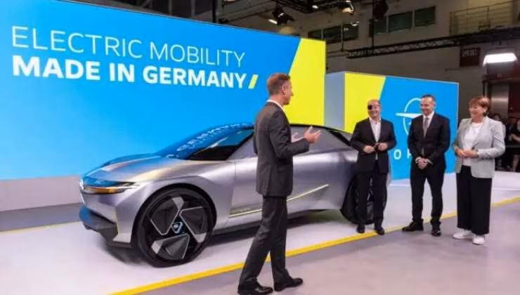 trattative sottobanco_ (foto italpress) - mediaoneonline.it