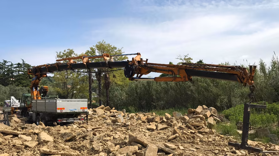 NUDIMO VRHUNSKE STORITVE AVTOPREVOZNIŠTVA TER GRADBENE MEHANIZACIJE