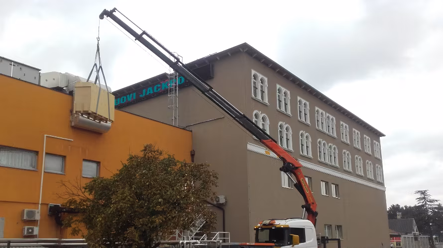 NUDIMO VRHUNSKE STORITVE AVTOPREVOZNIŠTVA TER GRADBENE MEHANIZACIJE