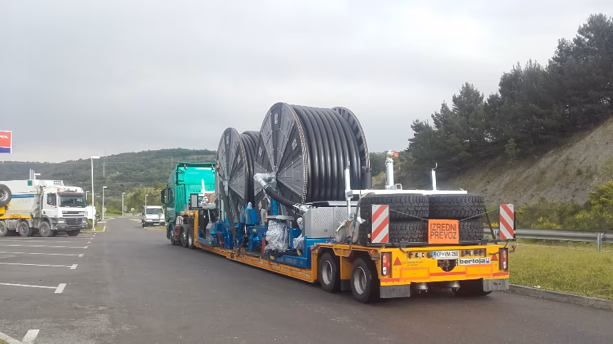 NUDIMO VRHUNSKE STORITVE AVTOPREVOZNIŠTVA TER GRADBENE MEHANIZACIJE