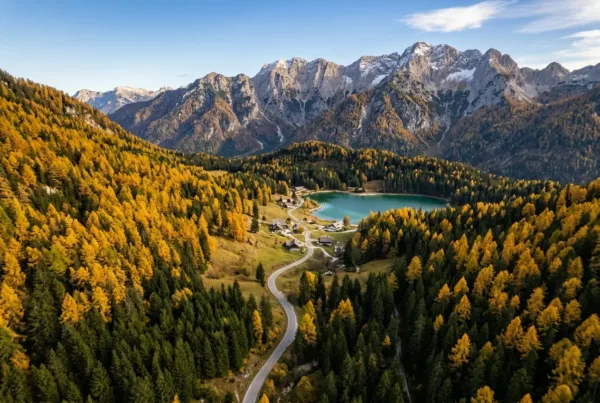 Jezersko jeseni, ko macesni zlato zagorijo