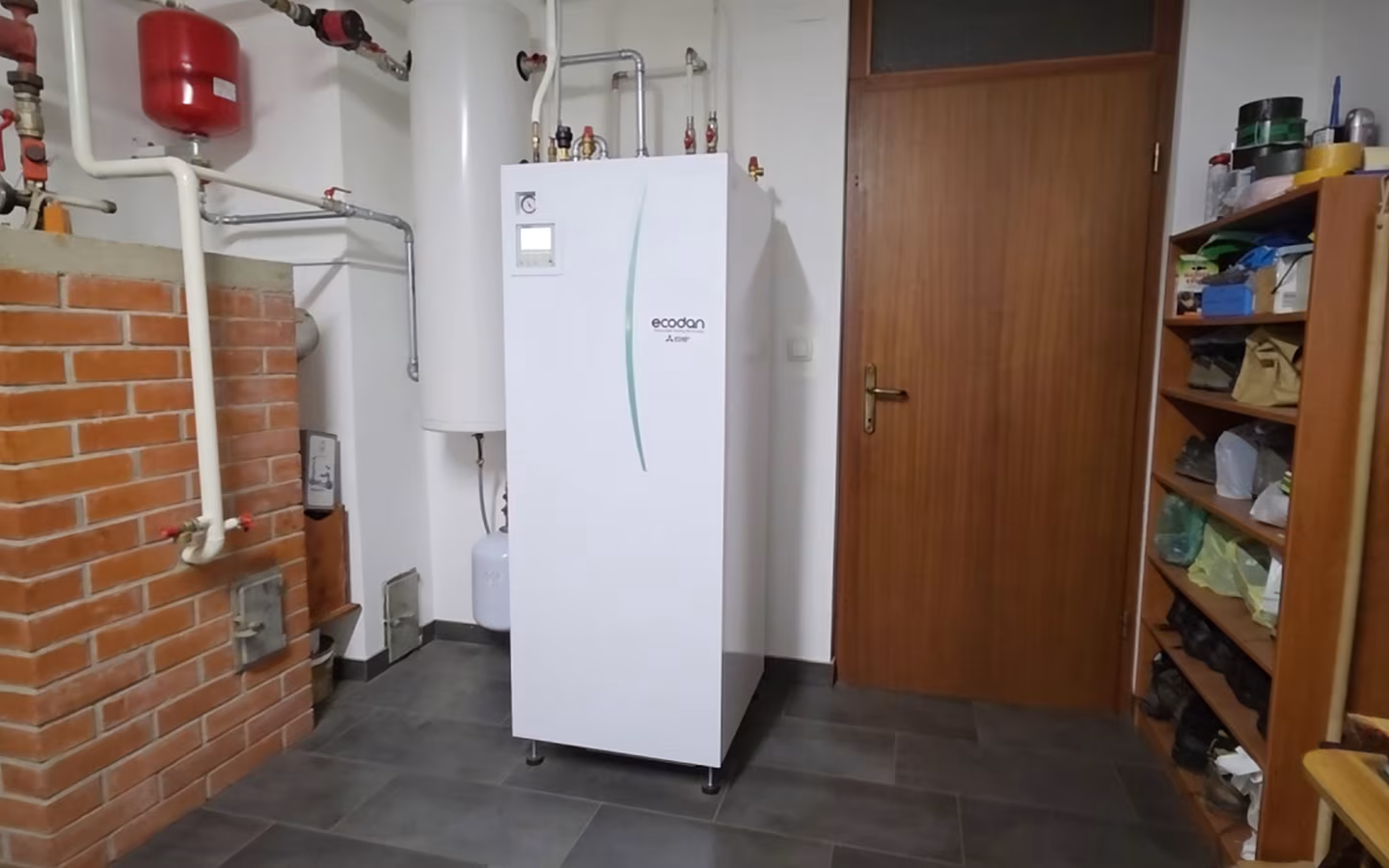 Notranja enota Mitsubishi Electric Ecodan v kotlovnici hiše iz primerjave
