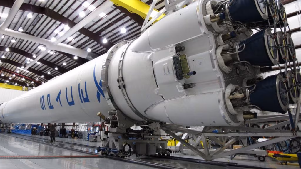 Ingegneri informatici ed elettronici hanno un ruolo cruciale nella costruzione di velivoli spaziali. Vediamo l'hardware che ha permesso a una Tesla Roadster di SpaceX di orbitare intorno al nostro pianeta e di addentrarsi nelle profondità del Sistema Solare.