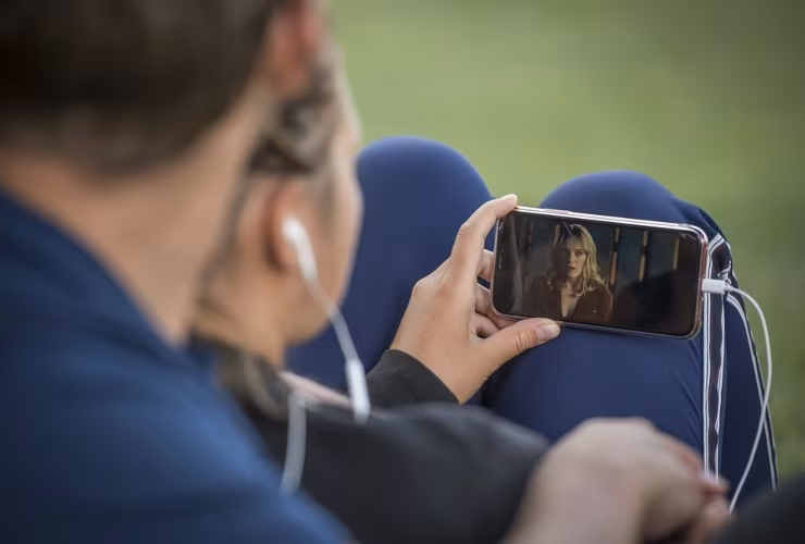 Illustrazione di una coppia che guarda un video su YouTube (Pixabay FOTO) - www.systemscue.it