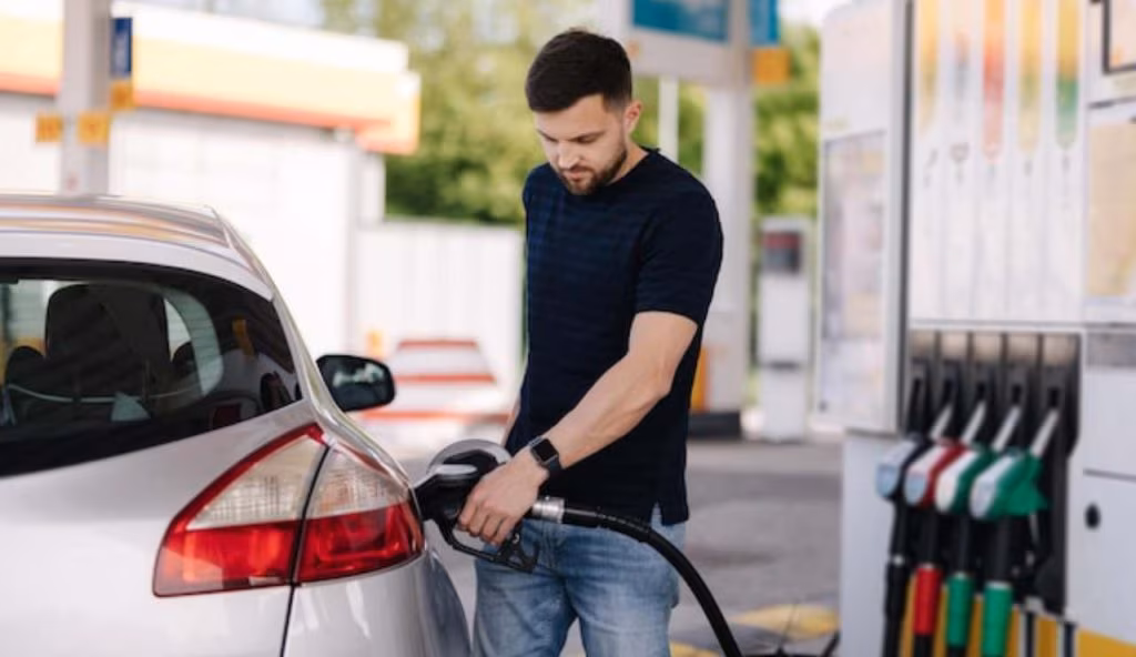 Persona fa benzina