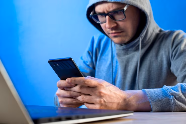 Uomo con smartphone