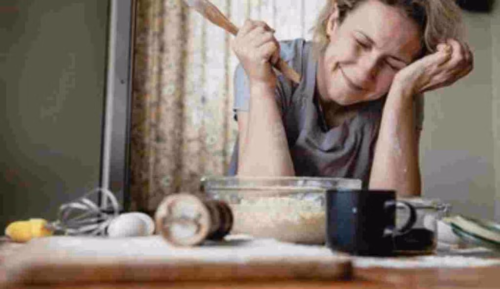 Donna disperata in cucina
