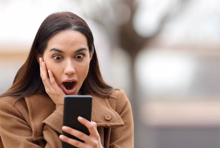 Donna sconvolta al telefono