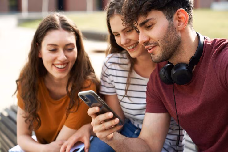 Giovanissimi ai cellulari