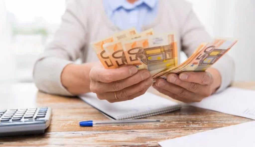 Giugno mese ultracinquantenni stanziato mare soldi