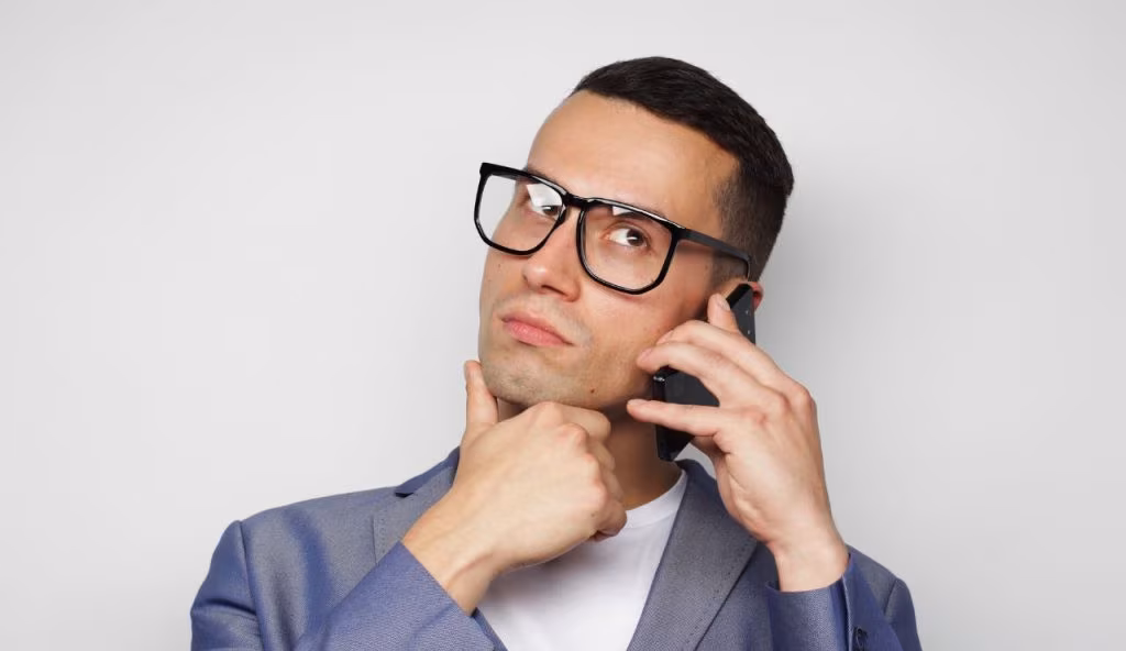 Se senti strani rumori al telefono, stai attento a ciò dici