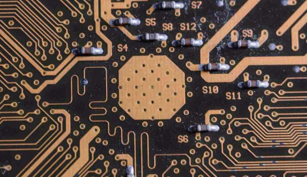 Illustrazione di un chip quantistico (Canva FOTO) - systemscue.it