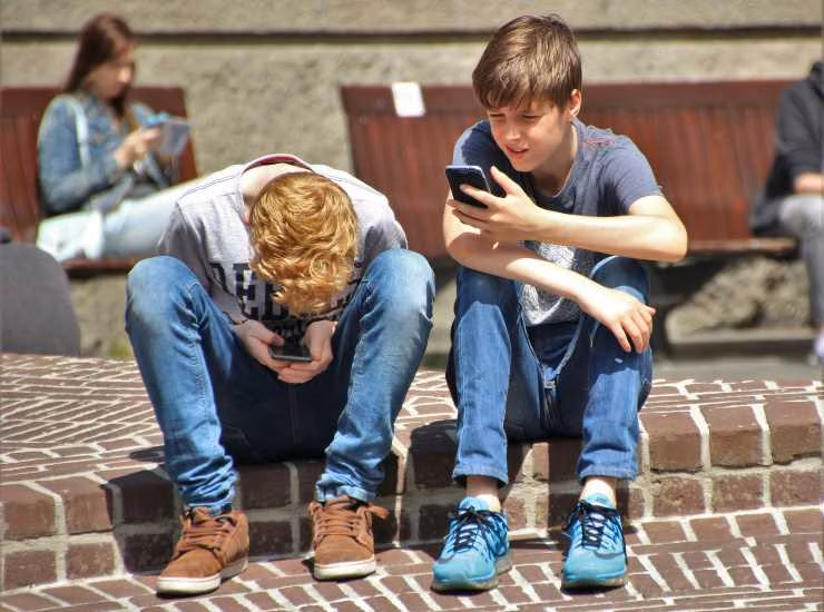 Crianças com smartphones (foto Pexels) - www.systemcue.it