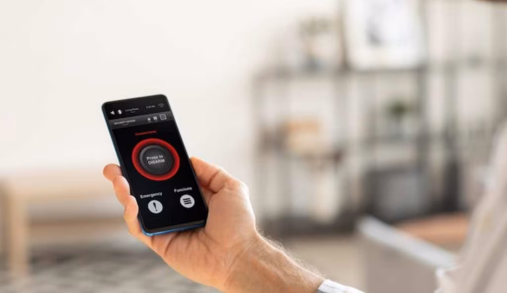 Persona con allarme sul telefono