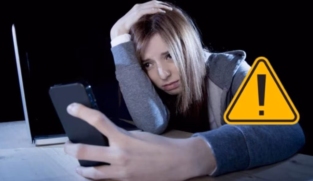 Ragazza preoccupata con smartphone (Depositphotos foto) - www.systemcue.it