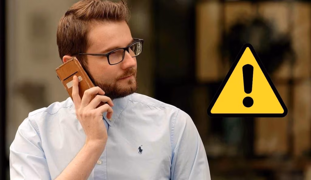 Uomo al telefono e pericoli (Pixabay foto) - www.systemcue.it
