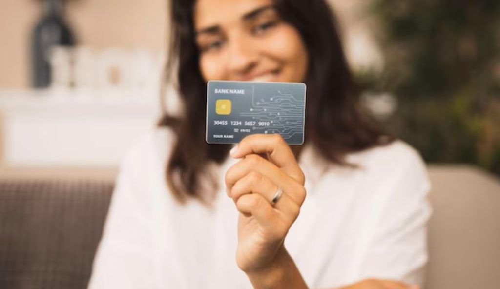 Donna con carta di credito