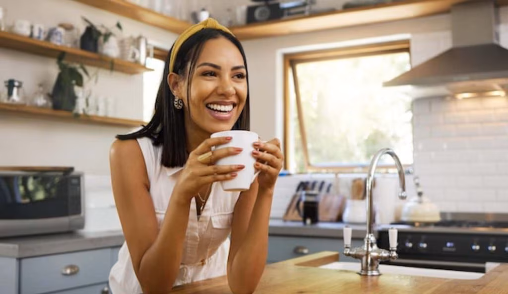Giovane donna che fa colazione