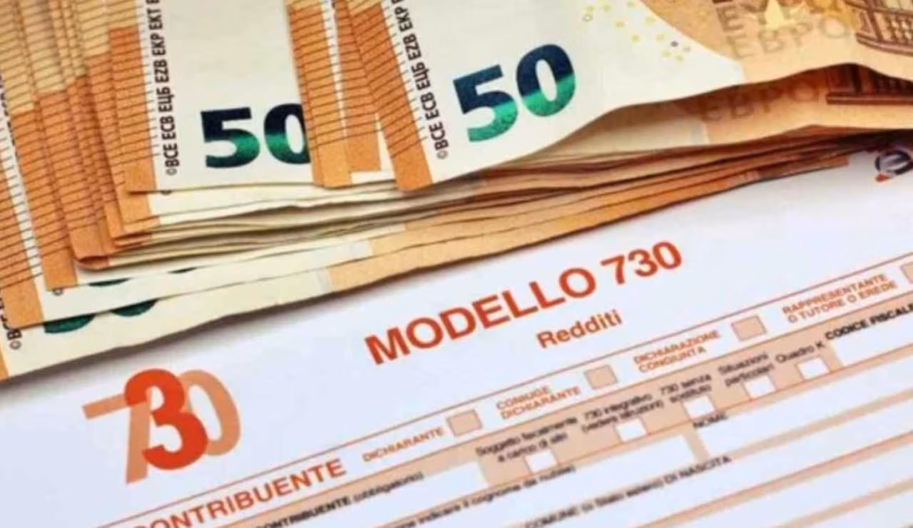 Modello 730 e soldi (Depositphotos foto) - www.systemcue.it