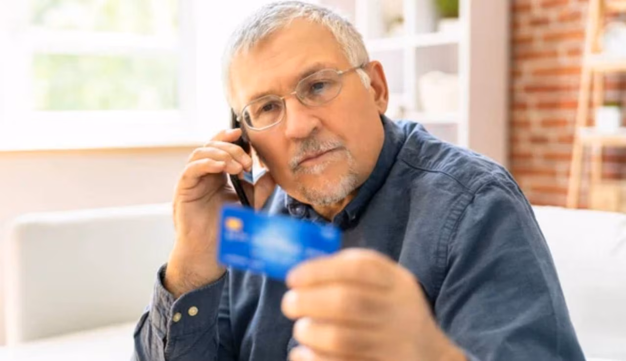 Uomo anziano e truffa (Depositphotos foto) - www.systemcue.it