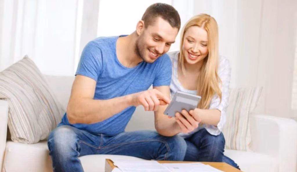 Coppia felice con le bollette leggere (Depositphotos foto) - www.systemcue.it