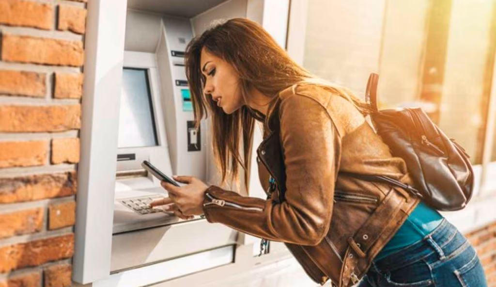 Donna al bancomat