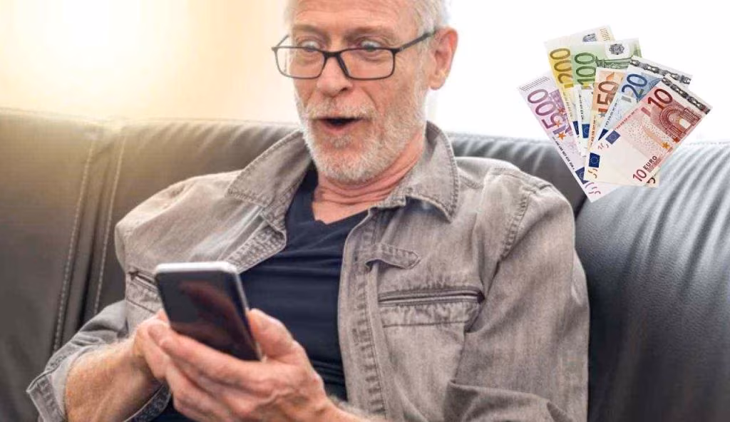 Uomo sorpreso allo smartphone e soldi (Depositphotos foto) - www.systemcue.it